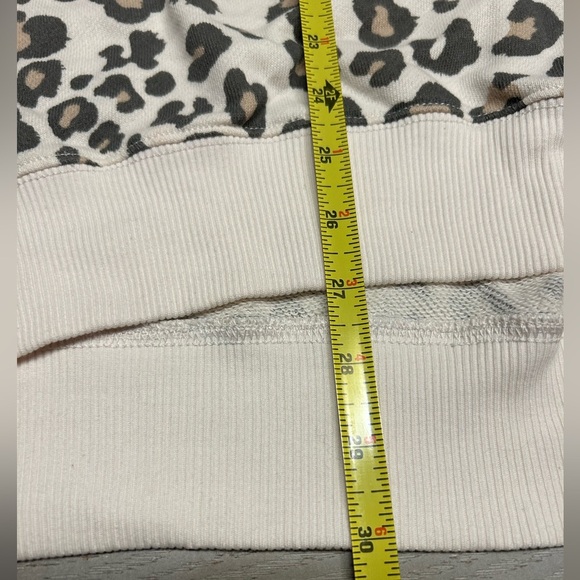 American Eagle Cheetah Crewneck Oversized Jegging Fit. Slit Sides. Women’s Small - Picture 5 of 15